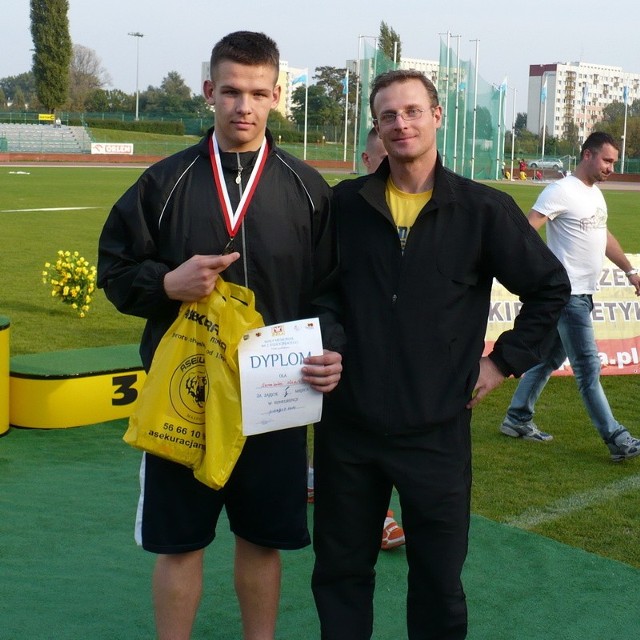Dominik Wasil (z lewej) i trener Daniel Zgleszewski mogą być bardzo dumni z wyników osiąganych w tym sezonie.