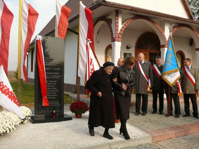 Tablicę odsłoniły matka i żona Zbigniewa Wilka.