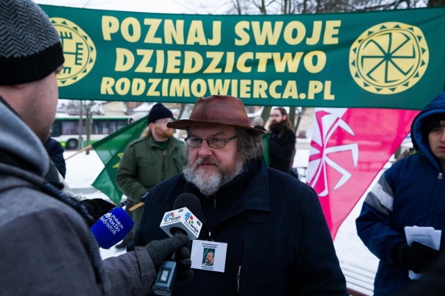 W centrum Choroszczy zorganizowali protest. Domagają się powrotu posągu na dawne miejsce. Zniknięciem Światowida zainteresowali już śledczych.