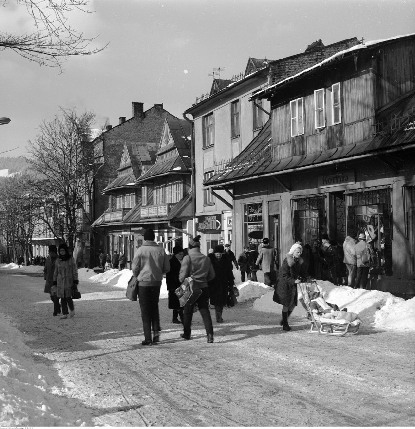 Jedna z ulic - widoczna zabudowa i przechodnie.
Rok 1970