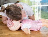 RKO u dzieci i niemowląt: ile wdechów i ucisków należy wykonać? Poznaj podstawowe wytyczne przeprowadzania resuscytacji u dziecka!
