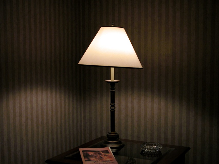 Oświetlenie wnętrz
Lampa stołowa w strefie wypooczynkowej