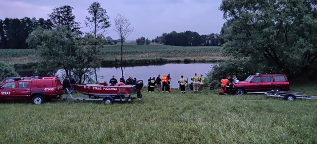 Do tragicznego w skutkach zdarzenia doszło we wtorek 22 czerwca na terenie gminy Chrostkowo w powiecie lipnowskim. Policjanci z Lipna otrzymali zgłoszenie od zaniepokojonej kobiety, że jej ojciec wyszedł z domu na ryby i nie wrócił. Trop wskazany przez rodzinę był słuszny. Nad stawem, gdzie mężczyzna łowił ryby znaleziono jego osobiste rzeczy. Strażacy z OSP Chrostkowo, PSP Lipno oraz lipnowskie WOPR. Do pomocy w poszukiwaniach wysłano także WOPR Włocławek. To właśnie nurek z Włocławka w trakcie przeszukiwania dna stawu ujawnił zwłoki mężczyzny.