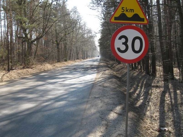 Nawierzchnia jezdni na odcinku Wola Osowa - Staszów wygląda jak ser królewski. Na pełnym dziur w jezdni odcinku Wola Osowa - Staszów wprowadzono ograniczenie prędkości do 30 kilometrów na godzinę.