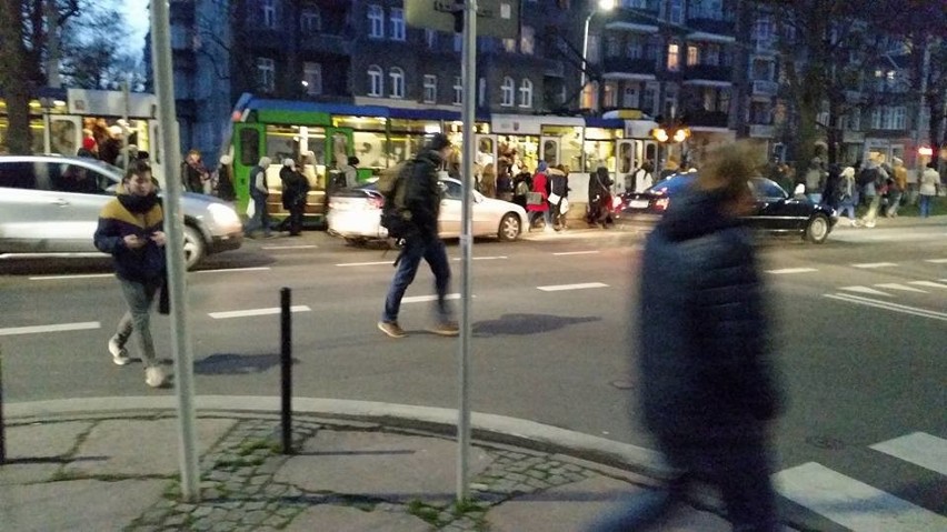 Auto zderzyło się z tramwajem na al. Piastów w Szczecinie