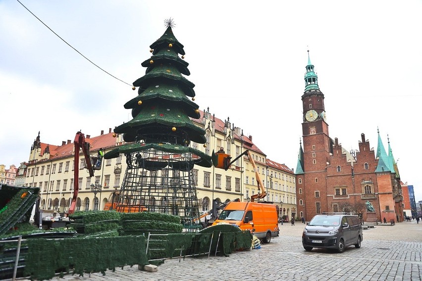 Rozpoczął się demontaż świątecznego drzewka na Rynku we...
