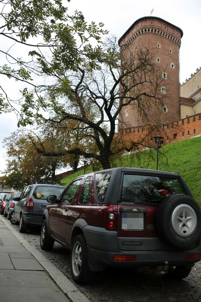 W poniedziałek na drodze prowadzącej na Wawel stało ponad trzydzieści samochodów