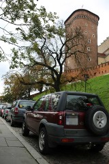 Mieszkańcy tracą miejsca postojowe, a wybrańcy parkują pod Wawelem