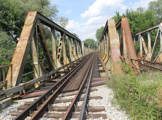 Zwłoki kobiety w zaawansowanej ciąży znaleziono pod mostem kolejowym w Głogowie.