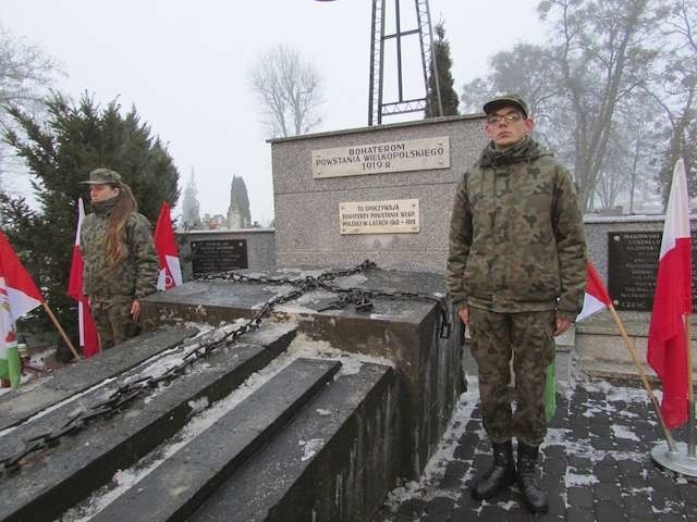 Wartę honorową przy mogile (mimo przeszywającego zimna) dzielnie pełniła  młodzież z klasy mundurowej  Zespołu Szkól w Szubinie