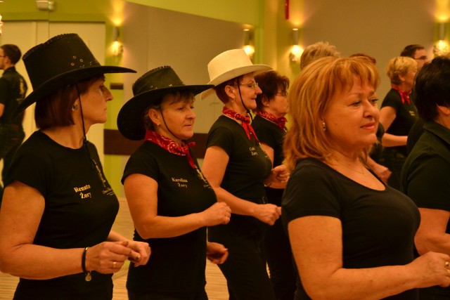 Zajęcia tańca liniowego, czyli takich stylów jak country, bachata i disco prowadzi dla słuchaczy UTW w Żorach Adam Foks.