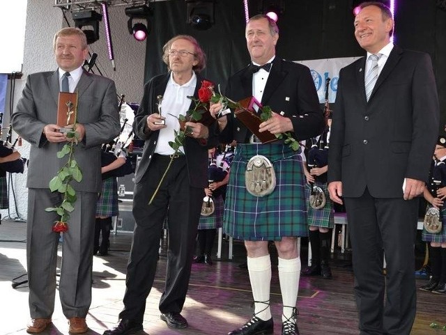 Laureaci Róży Olesna 2011. Od lewej: Stanisław Muszyński, Roch Antkowiak, Gordon Conelly i burmistrz Sylwester Lewicki.