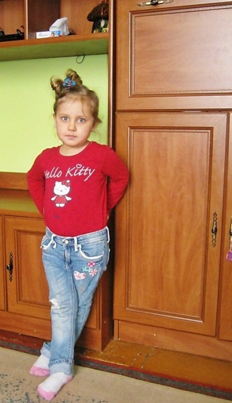 5. Amelia Sobolewska ma 3 lata i 7 miesięcy. Mieszka  w Chorzelach. Interesuje się bajkami, układankami, lalkami. Jest dzieckiem radosnym, szczęśliwym, ruchliwym. To mała modnisia.
