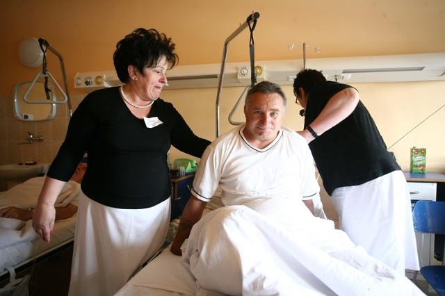 Teresa Słomka (na zdjęciu z lewej) i Urszula Pyszczek pielęgniarki z oddziału Urologii w szpitalu przy Tochtermana białe fartuchy zastąpiły czarnymi bluzkami na znak protestu, ale nie odeszły od łóżek pacjentów.    