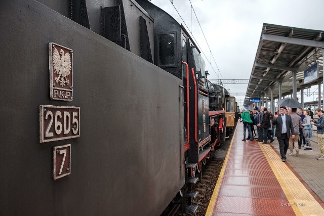 Stara lokomotywa i zapięte do niej zabytkowe wagony przez dwa dni można oglądać na stacji w Tarnowie, z przerwą na przejazdy. Pociąg w sobotę i niedzielę wykona kursy do Tuchowa i Żabna