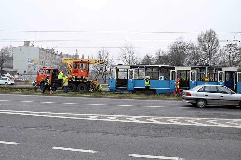 Wrocław: Wykolejenie tramwaju na pl. Dominikańskim (FOTO, OBJAZDY)