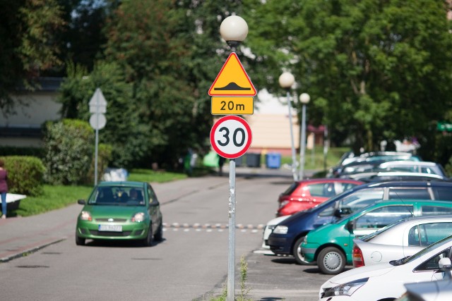 Znak ograniczający prędkość  na terenie ulicy Romera nie łamie prawa, choć nasz czytelnik uważał, że tak się właśnie dzieje.