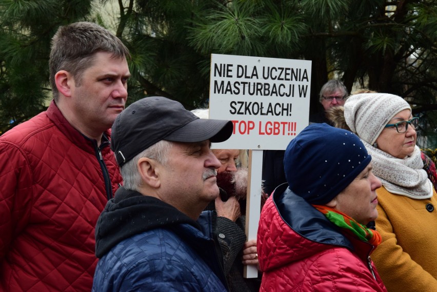 Dziś przed siedzibą biura poselskiego posła Krzysztofa...