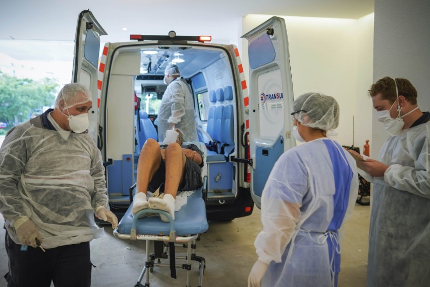 Koronawirus w Brazylii: Pandemia nie odpuszcza. Ludzie duszą się z braku tlenu, a zwłoki leżą na szpitalnych korytarzach