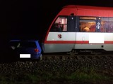 Pod Grudziądzem auto osobowe wjechało wprost pod szynobus. Jedna osoba trafiła do szpitala [zdjęcia]