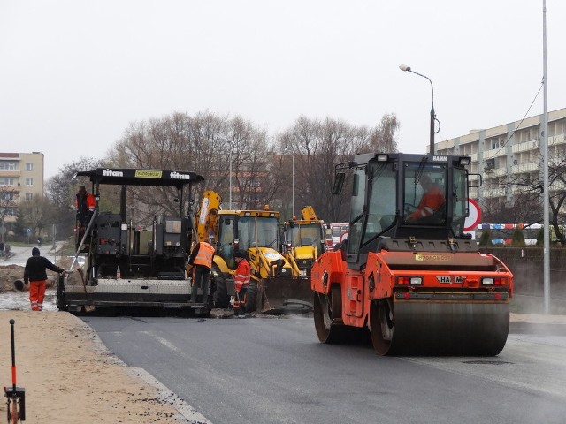 Drogowcy w piątek zakończyli układanie asfaltu na remontowanym odcinku ulicy Witkacego.