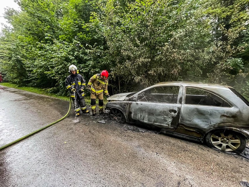 Pożar samochodu osobowego na drodze Bobry - Miechowo [ZDJĘCIA]