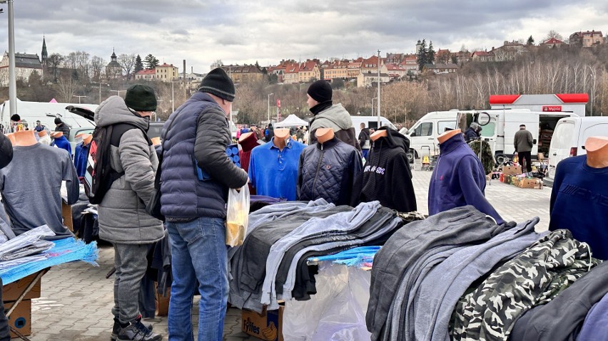 Na giełdzie w Sandomierzu sporo osób robiło zakupy w sobotę 30 grudnia. Klienci polowali na okazje. Zobaczcie zdjęcia 
