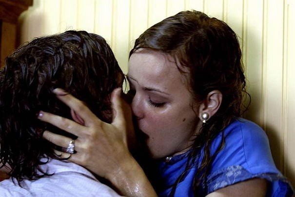 Scena z filmu "The Notebook". Allie (Rachel McAdams) i Noah (Ryan Gosling) namiętnie się całują po latach rozłąki.