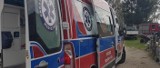 Dramatyczny wypadek przy cięciu palet w gminie Sienno. Mężczyzna przeciął sobie nogę piłą mechaniczną