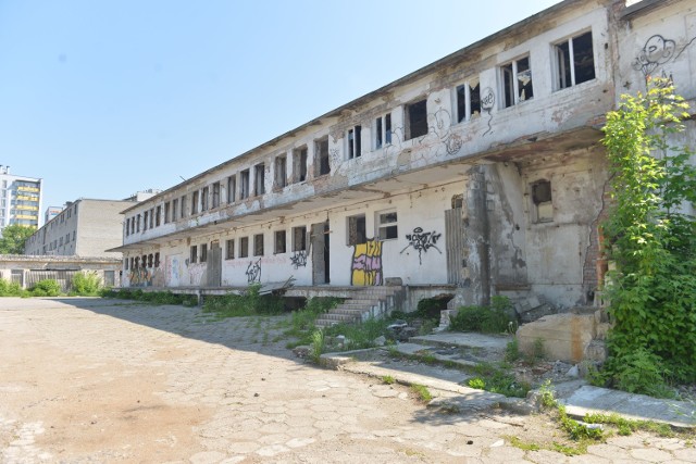 Tak wyglądają opuszczone budynki po dawnych zakładach drobiarskich Imperson przy ulicy Czachowskiego w Radomiu.