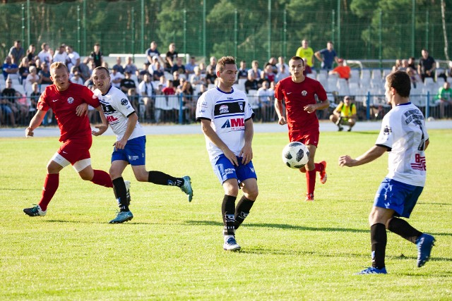 Piłkarze Zawiszy (białe koszulki) kilka dni temu zagrali w Bydgoszczy mecz pucharowy. Na spotkanie ligowe niebiesko-czarnych trzeba będzie jeszcze poczekać