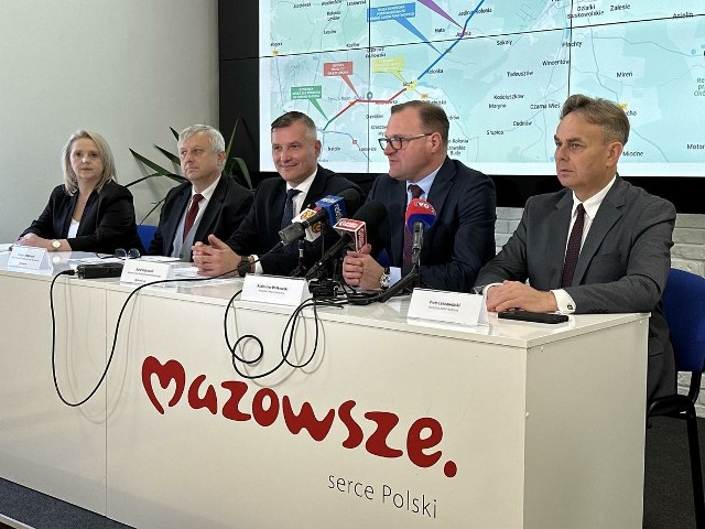 W podpisaniu umowy wzięli udział wicemarszałek Rafał Rajkowski, prezydent Radomia Radosław Witkowski i burmistrz Jedlni-Letnisko Piotr Leśnowolski. Więcej na kolejnych zdjęciach.