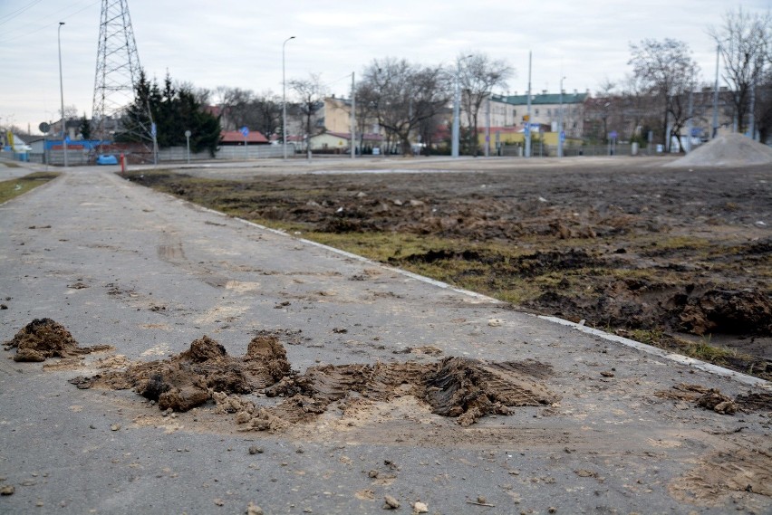 Po Cavaliadzie w Targach Lublin zniszczone trawniki i grudy ziemi na ścieżkach rowerowych