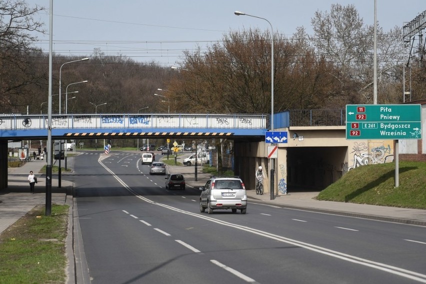 Wiadukt kolejowy nad ulicą Garbary jest dość niski....