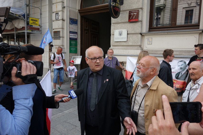 "Stop promocji banderyzmu". Pikieta przed konsulatem Ukrainy w Łodzi [ZDJĘCIA]