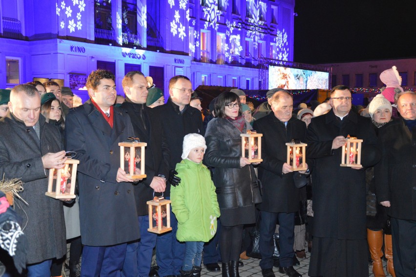 Władze miasta i powiatu otrzymały Betlejemskie Światełko...