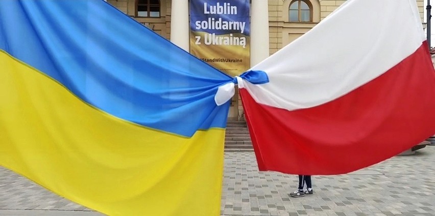 Lublin. Trębacz na balkonie lubelskiego ratusza odegrał hymny Ukrainy i Polski. ZOBACZ ZDJĘCIA i WIDEO 