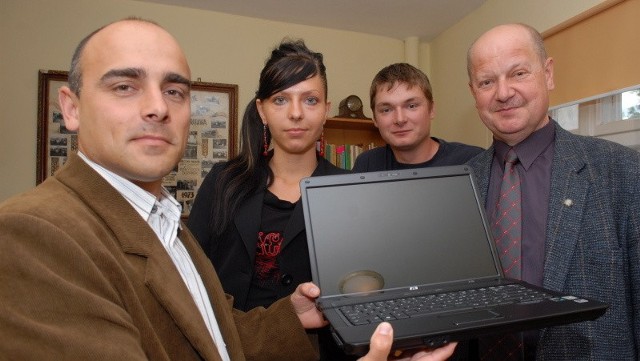 Laptop został powitany entuzjastycznie. Przyda się bardzo. Zasiądą przy nim Maciej Boryna, Krzysztofa Danielkowska, Krzysztof Wachowiak i Roman Pakuła.