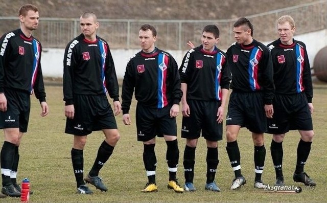 Piłkarze Granatu  Skarżysko grają w Strawczynie.