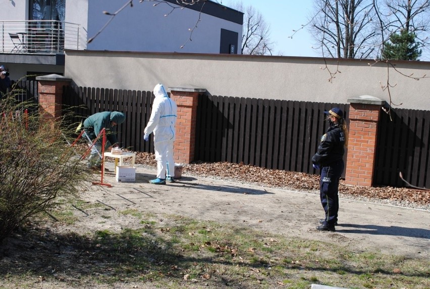 Koronawirus: W Rybniku ciepłą zupę rozdają bezdomnym w...