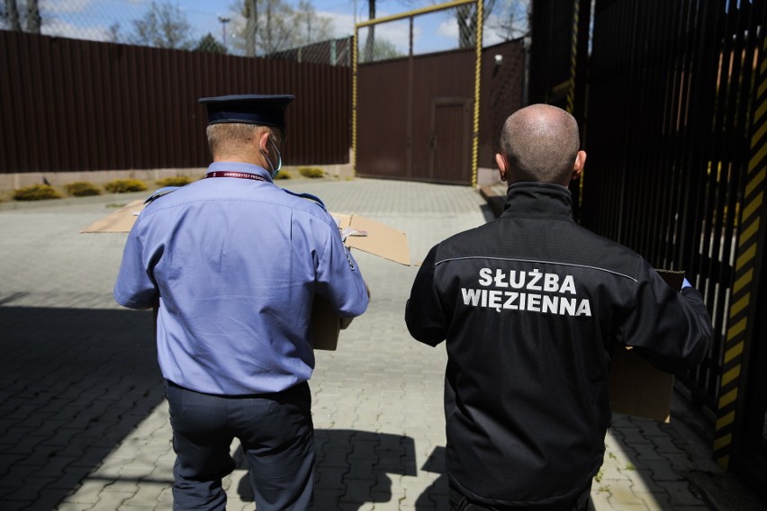 Kraków. Kobiety odsiadujące wyroki w nowohuckim więzieniu szyją maseczki [ZDJĘCIA]