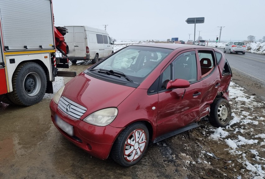 Na DK nr 28 w Hurku pod Przemyślem ukraiński bus uderzył w mercedesa. Policjanci ukarali dwóch kierujących [ZDJĘCIA]