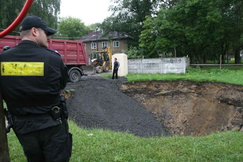 Dziura w Sosnowcu: rozpoczęło się zasypywanie zapadliska przy ul. Kalinowej [ZDJĘCIA]