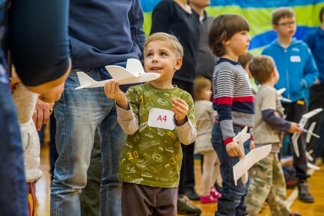 Ponad dwieście osób wzięło udział w Halowych Zawodach Modeli Latających w hali sportowej Politechniki Białostockiej. W zmaganiach brały udział całe rodziny.