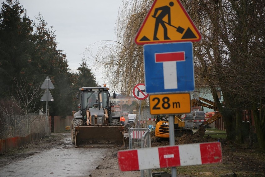 Asfalt, latarnie i progi zwalniające na Jutrzenki. Ale najpierw objazdy i utrudnienia w ruchu