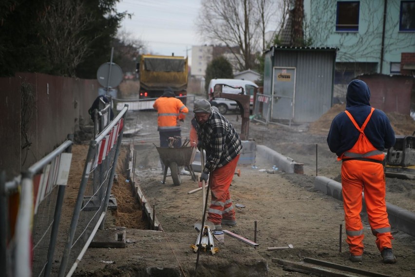 Asfalt, latarnie i progi zwalniające na Jutrzenki. Ale najpierw objazdy i utrudnienia w ruchu