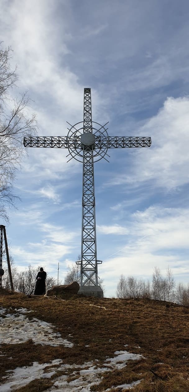Krzeczów. Zakończył się montaż krzyża na setną rocznicę urodzin Jana Pawła II