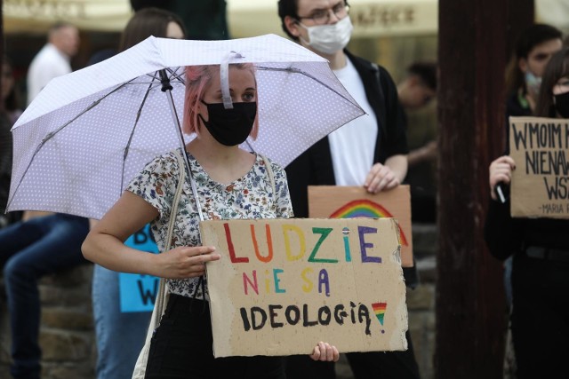 Protest w obronie środowisk LGBT na rzeszowskim Rynku. Czerwiec 2020.