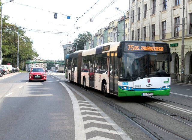 Autobus linii 75 przejeżdża przez przystanek na Bramie Portowej, ale drzwi dla pasażerów nie otwiera