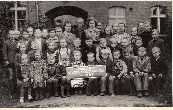 Zdjęcie wykonane w październiku 1952 roku. Wśród uczniów są dzieci, które później zginęły.